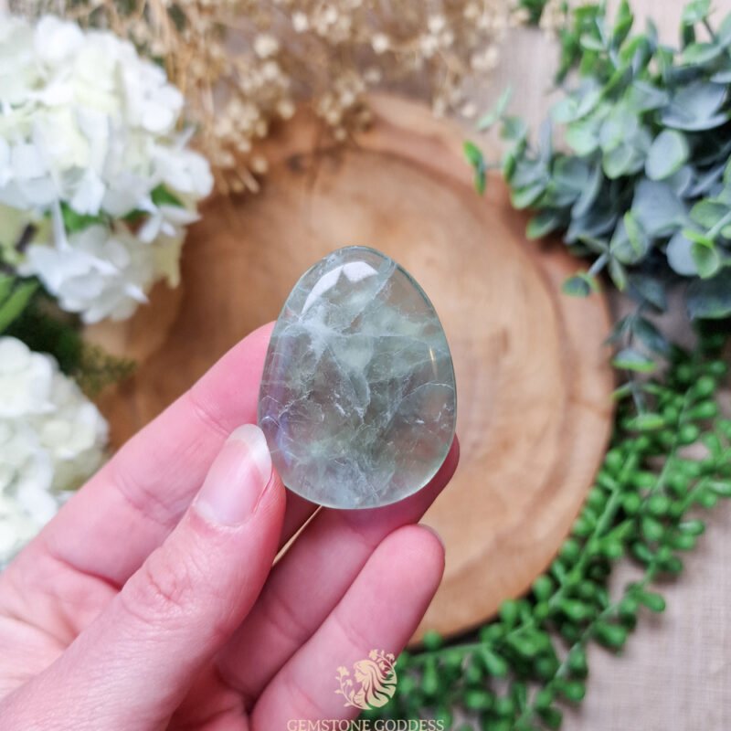 groene-fluoriet-gladde-steen-edelsteen