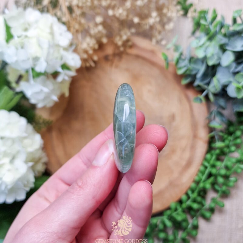 groene-fluoriet-platte-steen-edelsteen