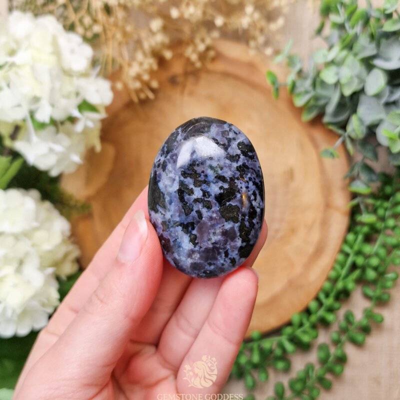 indigo-gabbro-gladde-steen-edelsteen