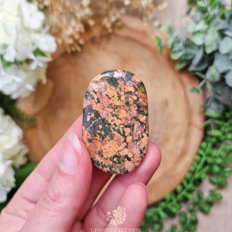 rode-unakiet-gladde-steen-edelsteen