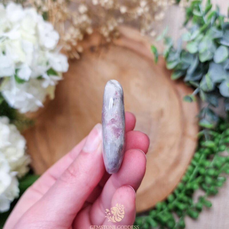 rubelliet-lepidoliet-platte-steen-edelsteen