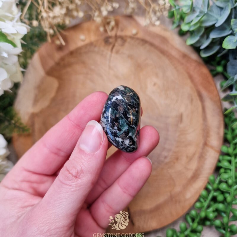 granaat-in-glaucofaan-getrommelde-steen-edelsteen