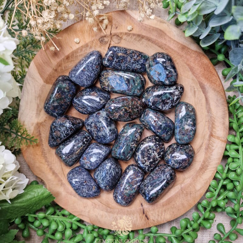 granaat-in-glaucofaan-trommelsteen-edelsteen