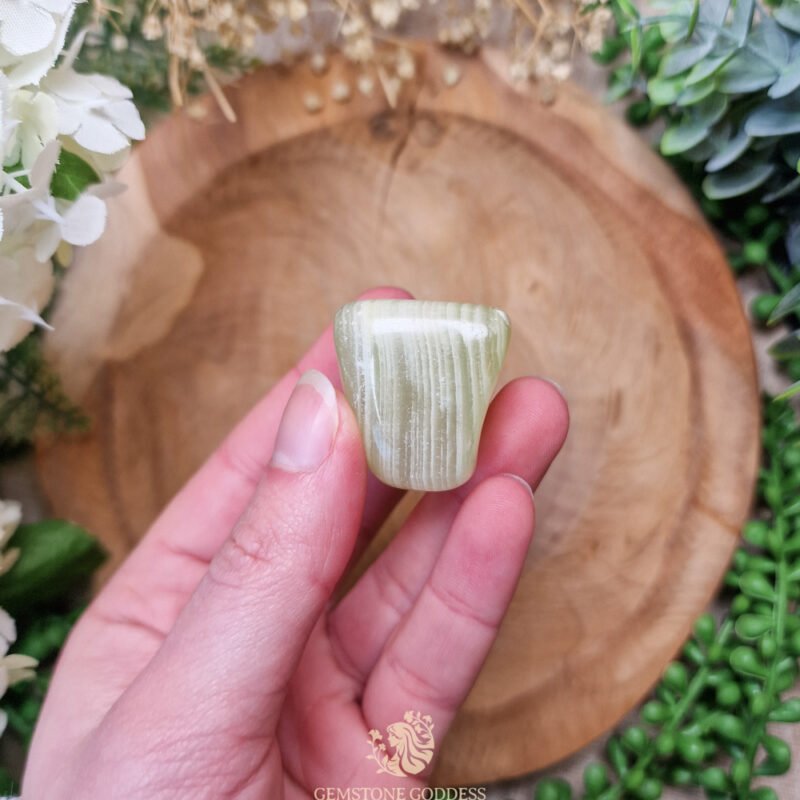 groene-aragoniet-getrommelde-steen-edelsteen