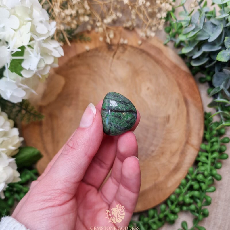 groene-gneis-getrommelde-steen-edelsteen