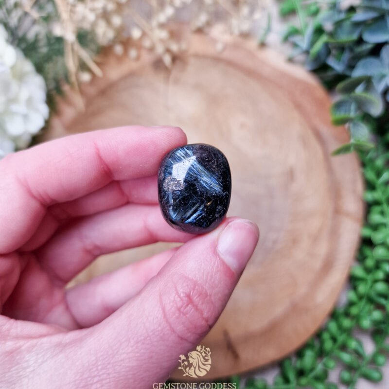 arfvedsoniet-getrommelde-steen-edelsteen