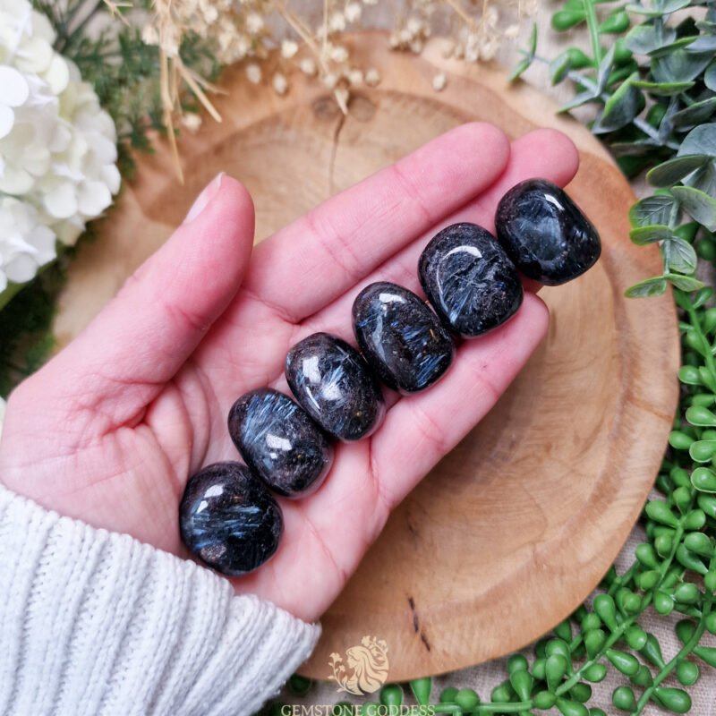 arfvedsoniet-knuffelsteen-edelsteen