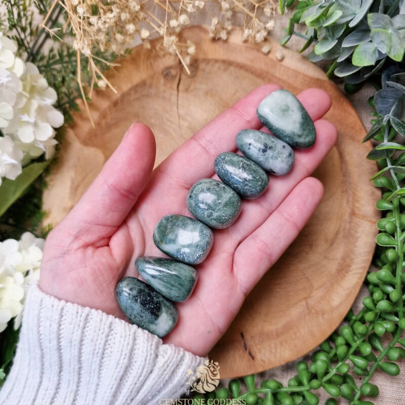 groene-jaspis-breccie-knuffelsteen-edelsteen