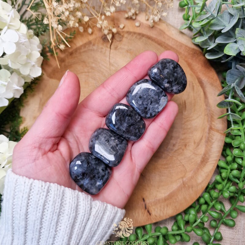 larvikiet-knuffelsteen-edelsteen