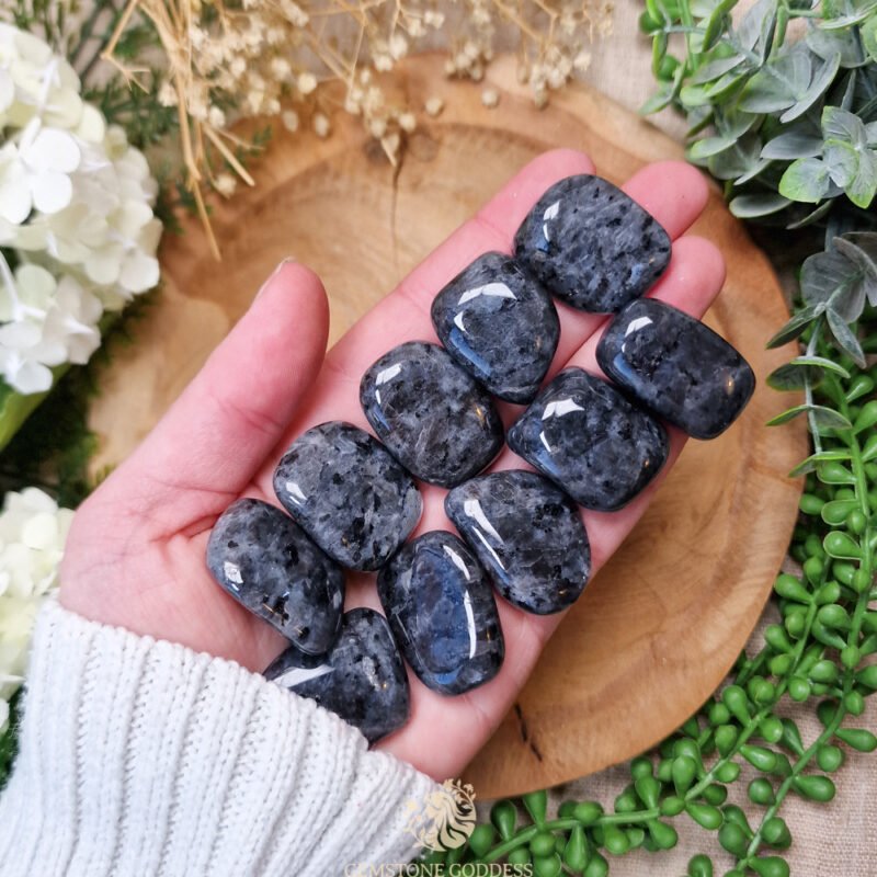 larvikiet-kristal-edelsteen