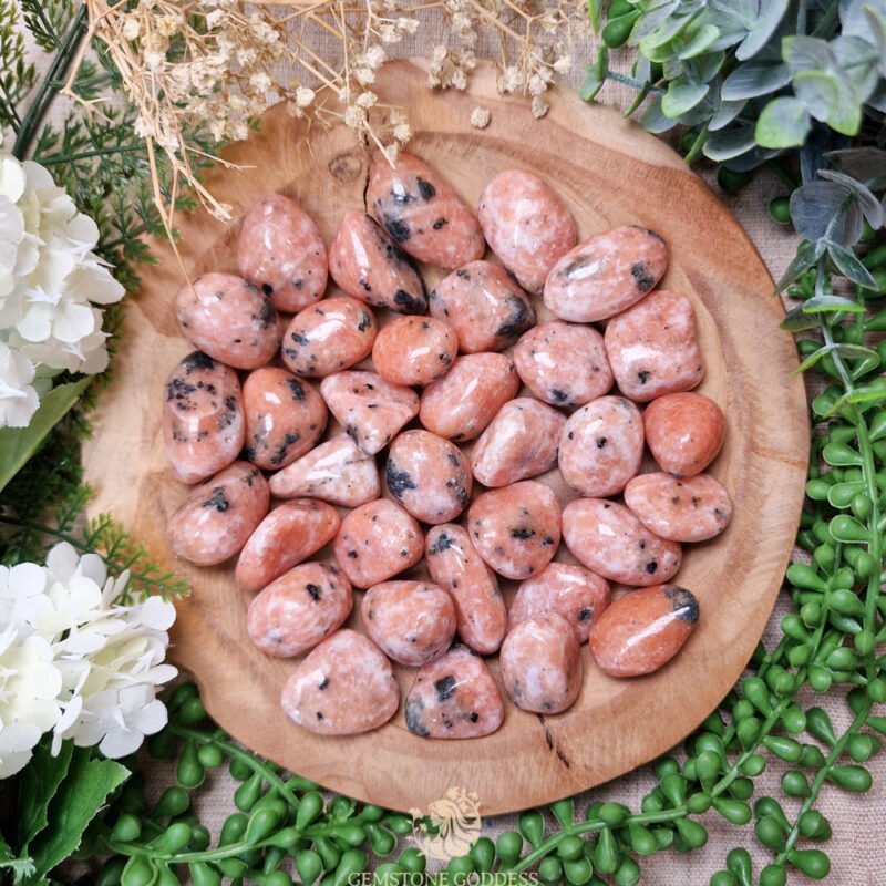 oranje-calciet-met-zwarte-toermalijn-trommelsteen-edelsteen