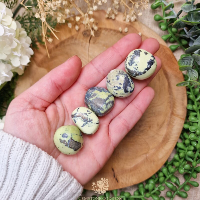 pyriet-in-serpentijn-knuffelsteen-edelsteen