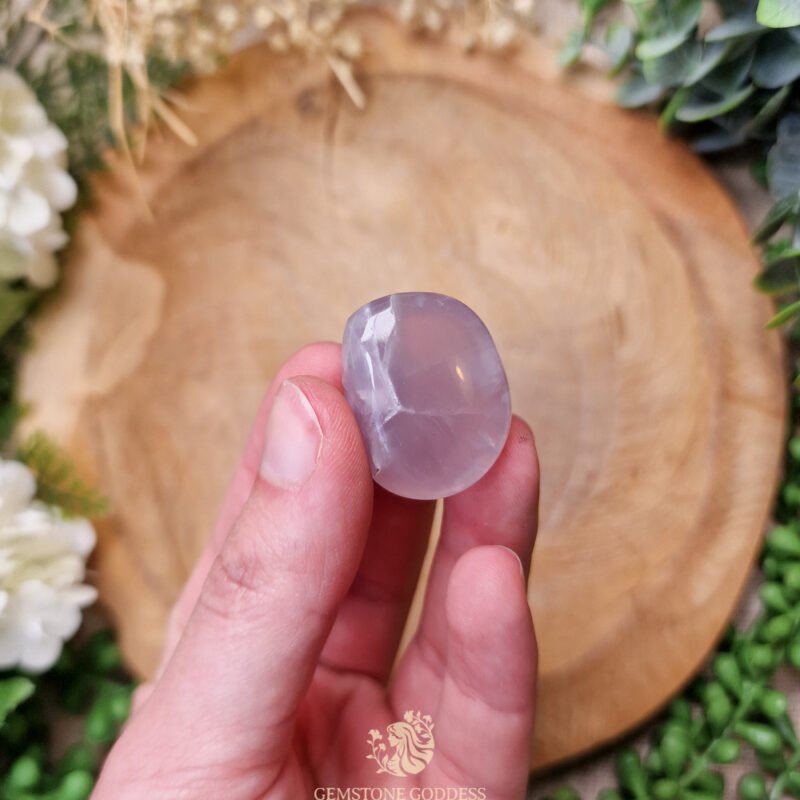 roze-fluoriet-getrommelde-steen-edelsteen