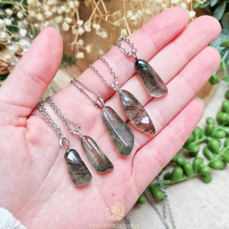 actinoliet-in-kwarts-zilveren-sieraad