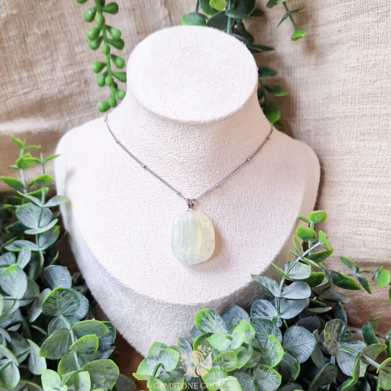 pistache-calciet-hanger-met-zilveren-oogje