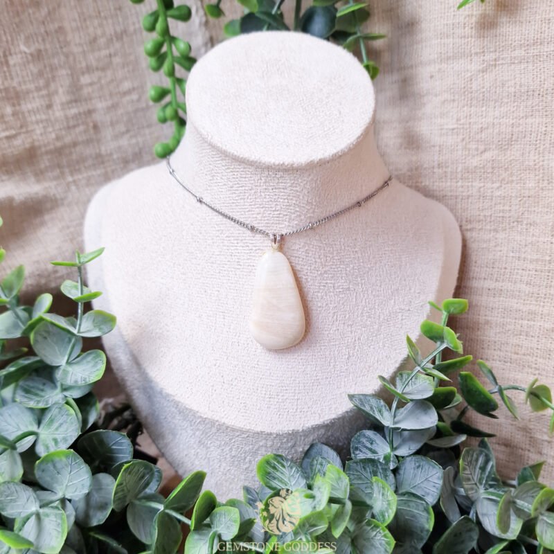 witte-aragoniet-hanger-met-zilveren-oogje